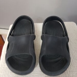WOMENS BLACK CROCS. SIZE 10. BACK STRAP
